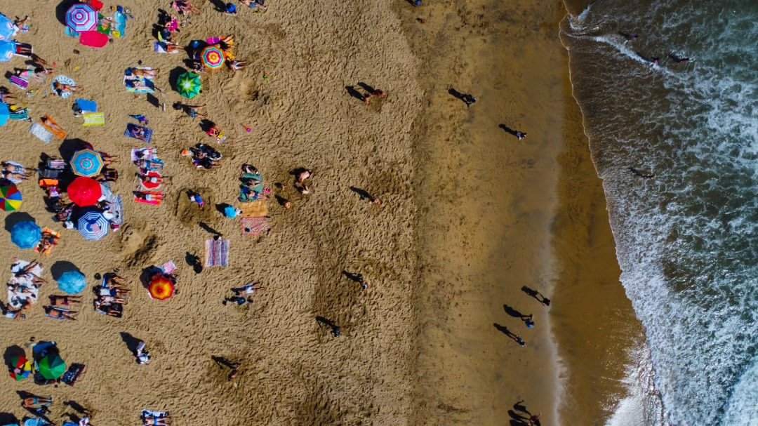 Playa con sombrillas desde arriba