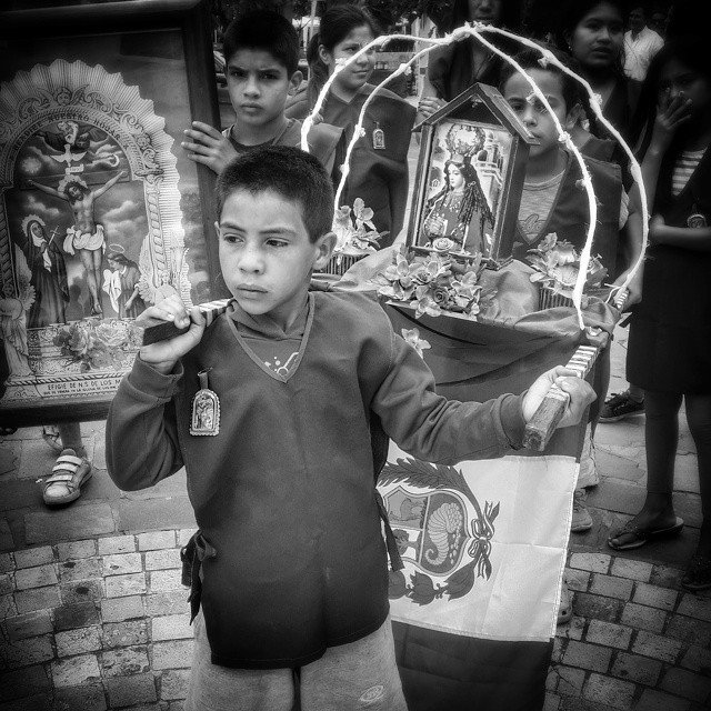 Niños llevan imágenes religiosas en una misa en Luján de Cuyo
