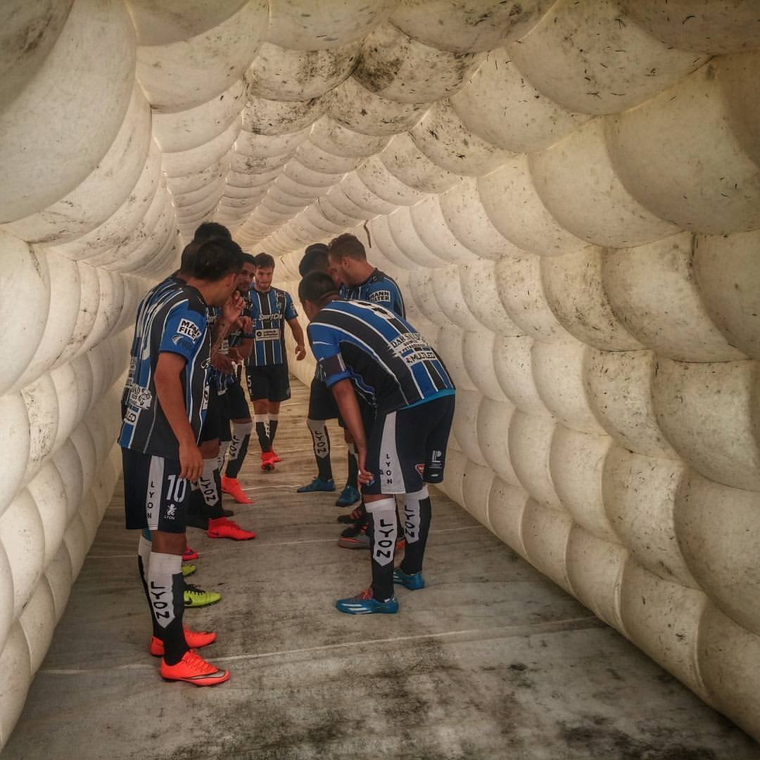Jugadores saliendo del túnel antes de un partido